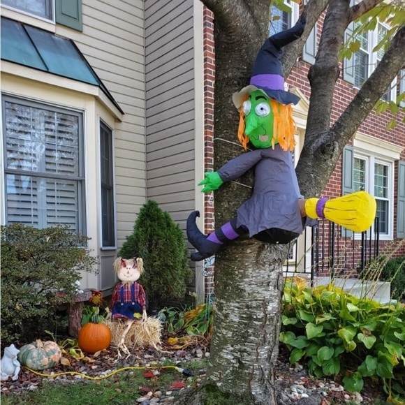 New 4 Ft Halloween Inflatable Outdoor Witch Decorations Blow Ups Built in LEDs - Picture 2 of 4